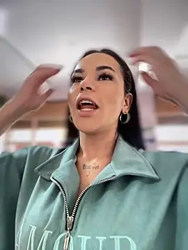 Naatalia online show from 10/31/25, 06:42