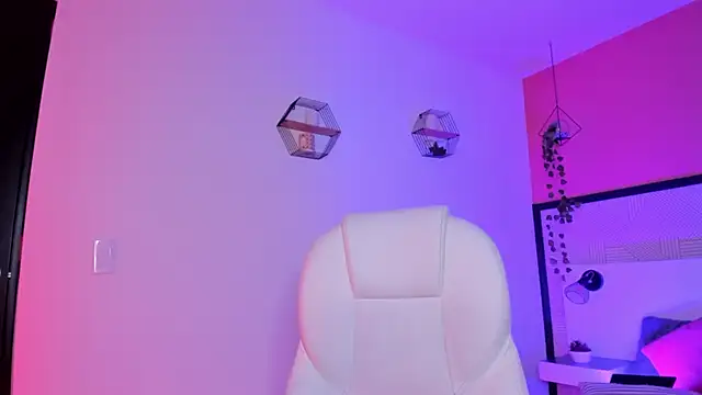 Bella walker  online show from 04/16/26, 09:39