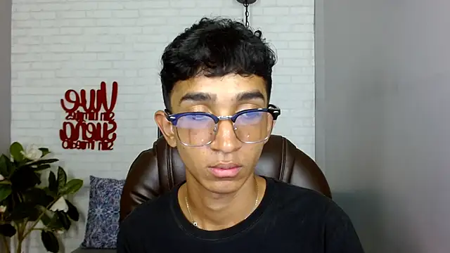 Snapshot of Martin_Linares chatting on 02/20/25, 04:46 Martin Linares online show from 02/20/25, 04:46