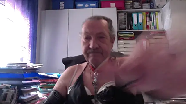 HMStraps01 online show from 03/30/26, 09:54