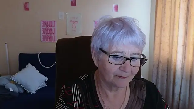 Snapshot of Sandra_Snowflake chatting on 05/15/26, 04:08 Sandra Snowflake online show from 05/15/26, 04:08