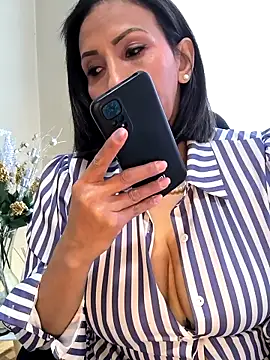 Mrsvictoriaaa online show from 12/18/25, 06:47