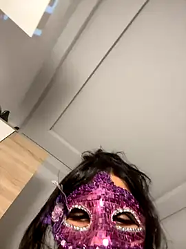 Snapshot of Roroo002 chatting on 09/27/25, 08:14 Roroo002 online show from 09/27/25, 08:14