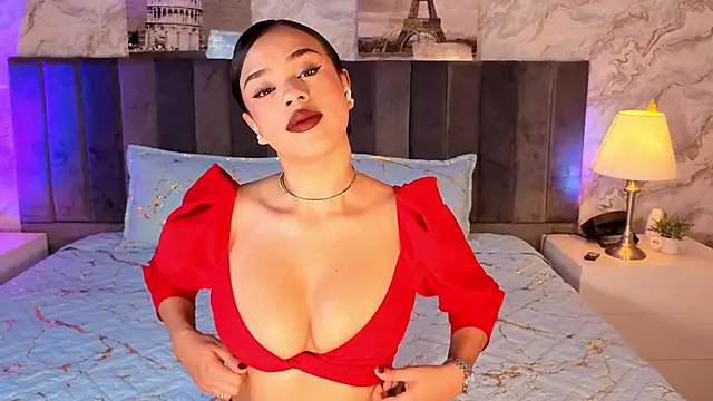 Snapshot of LiaHilton2 chatting on 10/10/25, 01:43 LiaHilton2 online show from 10/10/25, 01:43