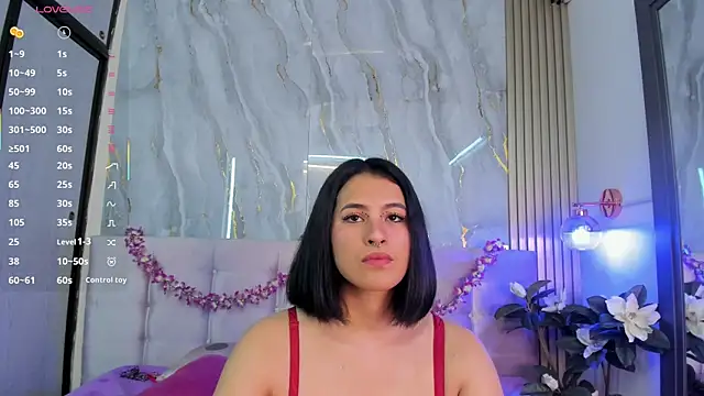 Snapshot of SalomeeHills chatting on 04/25/26, 06:05 SalomeeHills online show from 04/25/26, 06:05