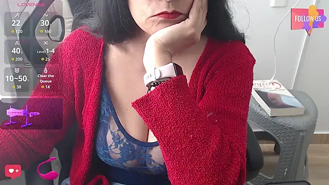 Snapshot of Sexyqueen_mature_ chatting on 10/14/25, 05:03 Sexyqueen mature  online show from 10/14/25, 05:03