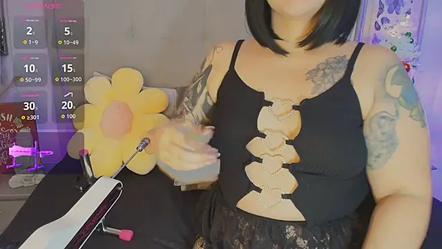 Snapshot of Carlaguzman_ chatting on 12/15/25, 02:21 Carlaguzman online show from 12/15/25, 02:21