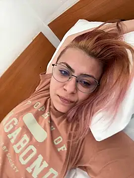 Snapshot of KittieHallo chatting on 02/21/25, 11:01 KittieHallo online show from 02/21/25, 11:01