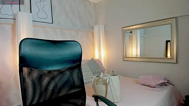 Snapshot of Lucia_Brown_ chatting on 11/12/25, 06:19 Lucia Brown online show from 11/12/25, 06:19