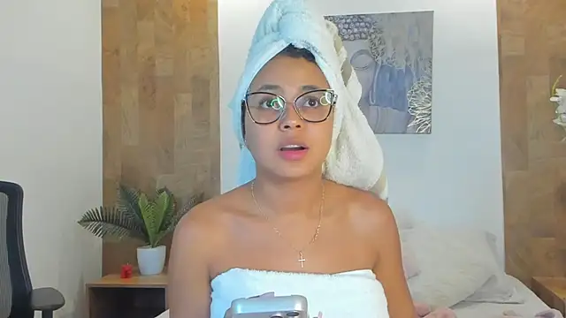 Snapshot of Lucia_Brown_ chatting on 04/23/26, 12:34 Lucia Brown online show from 04/23/26, 12:34