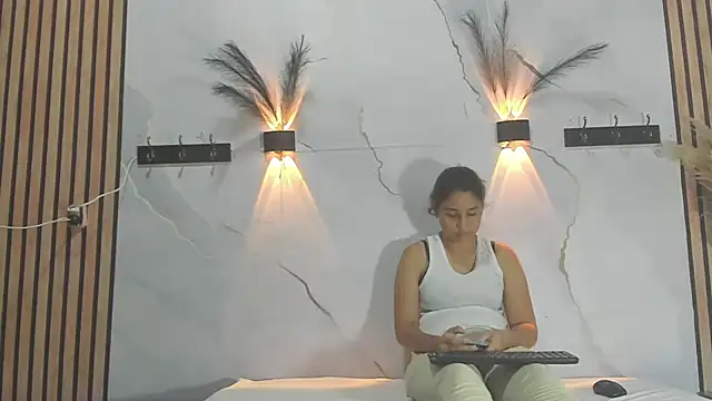Snapshot of ElizaAndQuisha chatting on 09/18/25, 01:02 ElizaAndQuisha online show from 09/18/25, 01:02