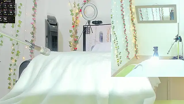 Snapshot of Genesis_Love__ chatting on 10/17/25, 09:23 Genesis Love online show from 10/17/25, 09:23