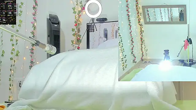 Snapshot of Genesis_Love__ chatting on 10/18/25, 09:32 Genesis Love online show from 10/18/25, 09:32