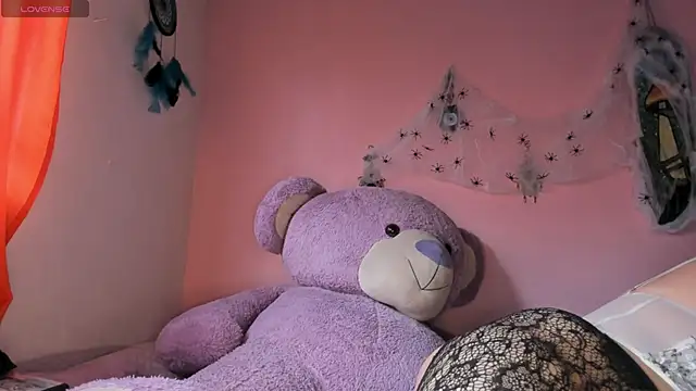 Maddy Jhonsson online show from 10/28/25, 09:39