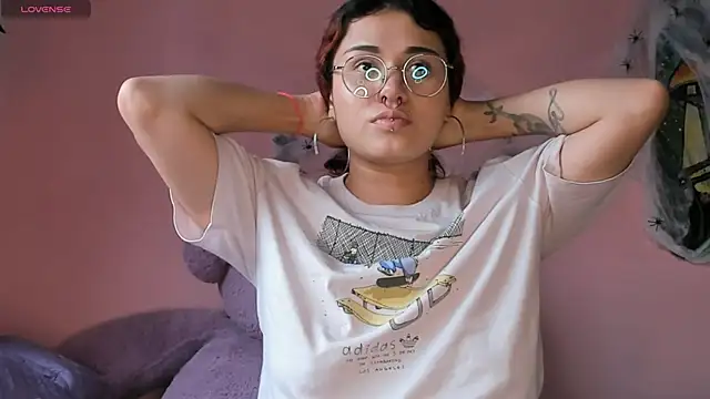 Maddy Jhonsson online show from 10/31/25, 06:42