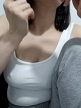 Snapshot of BUSE8821 chatting on 03/21/25, 10:28 BUSE8821 online show from 03/21/25, 10:28