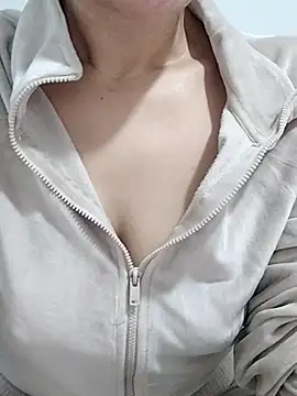 Snapshot of BUSE8821 chatting on 04/13/26, 11:54 BUSE8821 online show from 04/13/26, 11:54