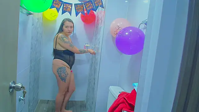 Luna kitty online show from 10/31/25, 04:08