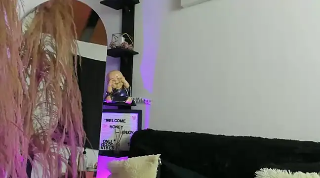 Snapshot of MarianaZapataa chatting on 03/21/25, 12:07 MarianaZapataa online show from 03/21/25, 12:07