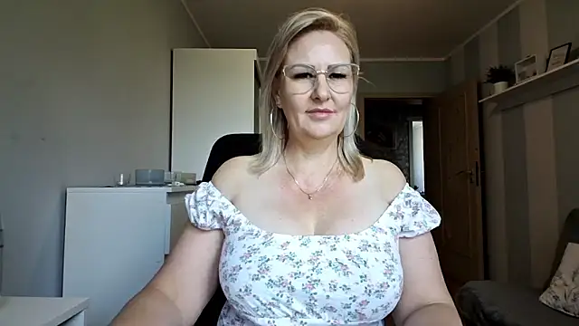 Snapshot of DianaLive chatting on 05/23/26, 08:29 DianaLive online show from 05/23/26, 08:29