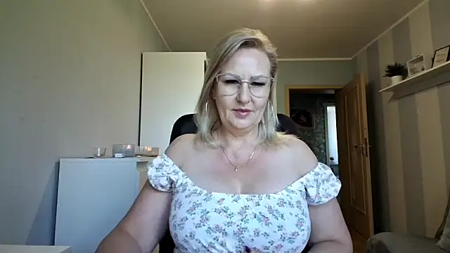 Snapshot of DianaLive chatting on 05/27/26, 06:21 DianaLive online show from 05/27/26, 06:21