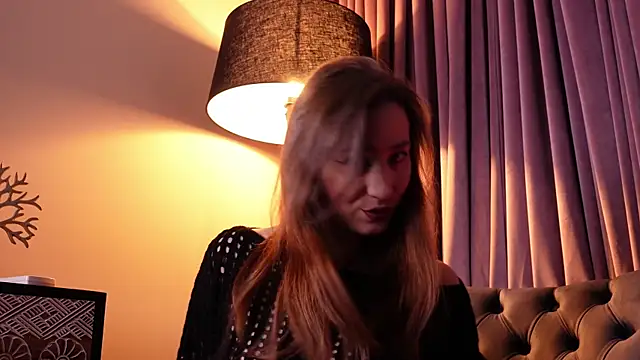 IsoldeBlis online show from 10/17/25, 08:33