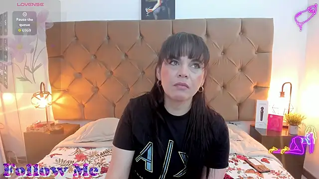 laura hotties online show from 04/10/26, 01:05