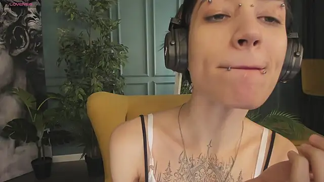 Snapshot of lisbatsyy chatting on 03/09/25, 12:53 lisbatsyy online show from 03/09/25, 12:53