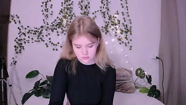 LaseyMoon online show from 03/19/25, 01:21