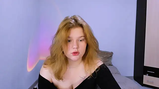 LaseyMoon online show from 11/30/25, 01:31