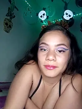 Snapshot of Valen_thompsom_002 chatting on 10/15/25, 04:45 Valen thompsom 002 online show from 10/15/25, 04:45