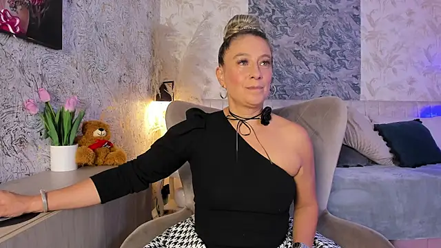 Liannaa  online show from 02/02/26, 07:34