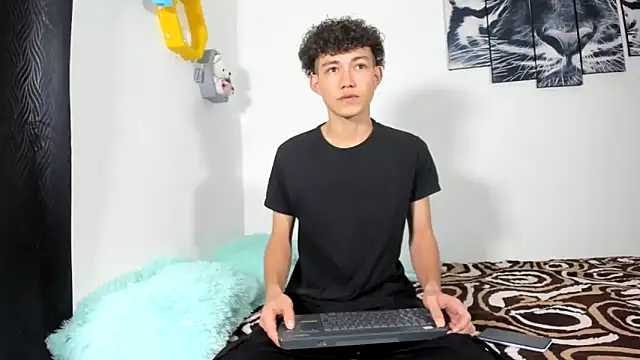 Snapshot of Maxxi_hot23 chatting on 03/15/25, 02:01 Maxxi hot23 online show from 03/15/25, 02:01