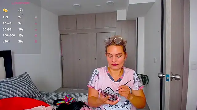 CarolinneFiotti online show from 09/11/25, 02:28