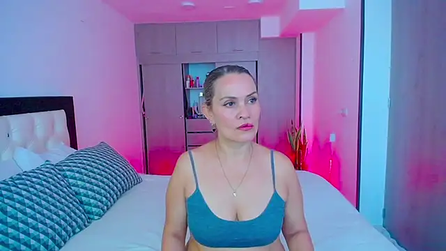 CarolinneFiotti online show from 09/25/25, 01:15