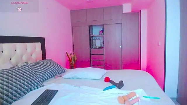 CarolinneFiotti online show from 09/29/25, 04:01