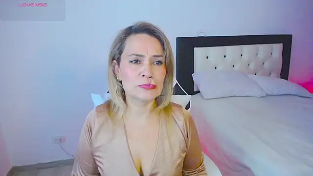 CarolinneFiotti online show from 10/15/25, 01:44