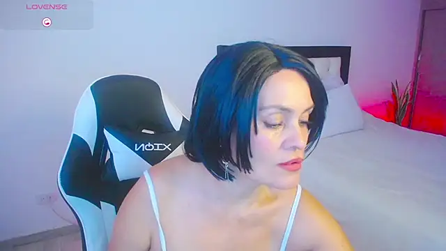 CarolinneFiotti online show from 10/18/25, 03:02