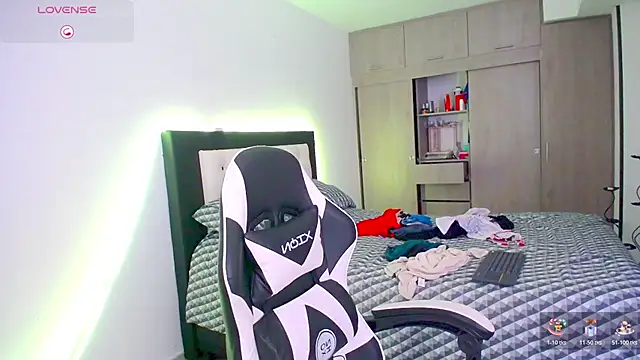 CarolinneFiotti online show from 11/25/25, 02:28