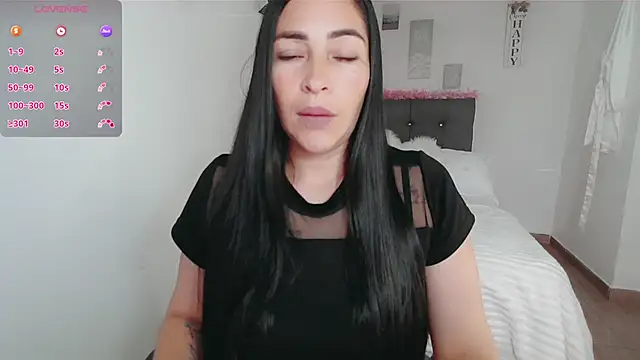 luna lgomez  online show from 10/07/25, 12:02