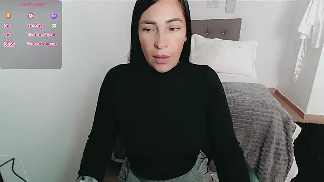 luna lgomez  online show from 11/27/25, 12:18