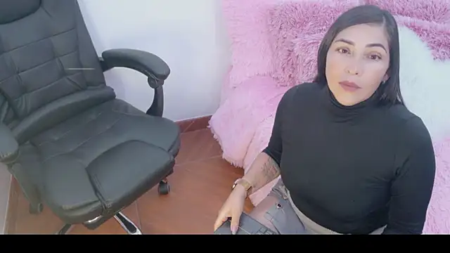 luna lgomez  online show from 06/17/26, 12:13