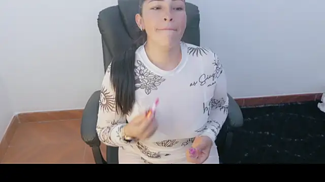 luna lgomez  online show from 06/25/26, 10:09