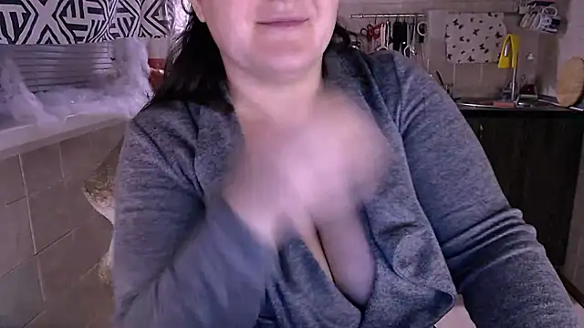 Snapshot of SoftLia chatting on 10/22/25, 03:40 SoftLia online show from 10/22/25, 03:40