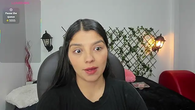 Snapshot of issa__nassar chatting on 10/23/25, 01:54 issa nassar online show from 10/23/25, 01:54