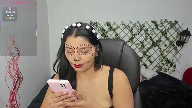 Snapshot of issa__nassar chatting on 10/31/25, 01:45 issa nassar online show from 10/31/25, 01:45