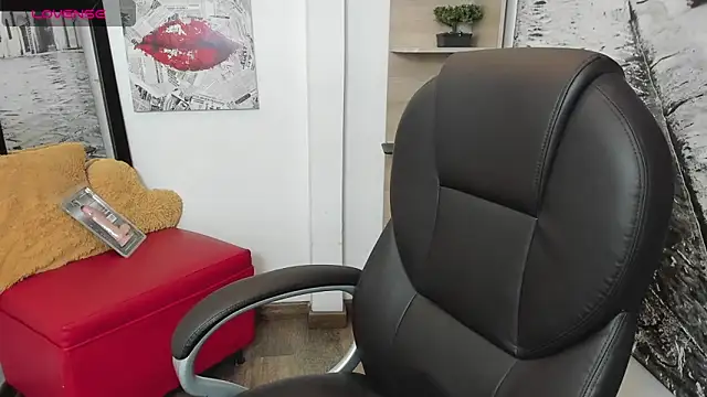 Snapshot of issa__nassar chatting on 11/13/25, 03:22 issa nassar online show from 11/13/25, 03:22