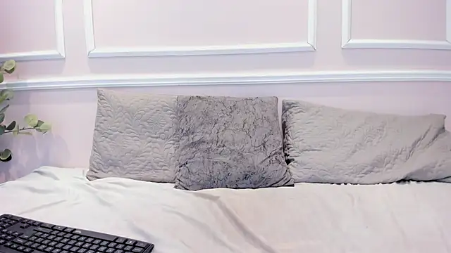 Lucy Canel online show from 11/18/25, 12:05