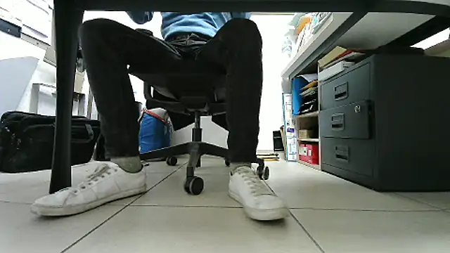 Snapshot of GM51-1988 chatting on 10/22/25, 04:18 GM51-1988 online show from 10/22/25, 04:18