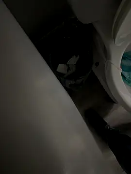 Snapshot of groovenox chatting on 10/12/25, 04:33 groovenox online show from 10/12/25, 04:33